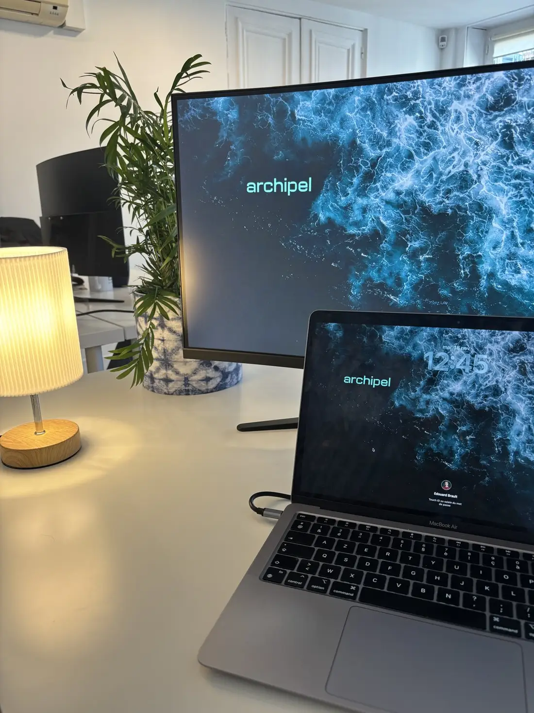 Postes de travail Archipel, écrans aux couleurs de l’agence